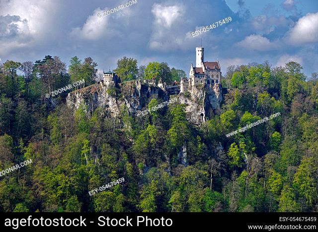 Schloss Lichtenstein, Schwäbisch Alb, Blick vom Traifelberg Felsen über das Echaztal