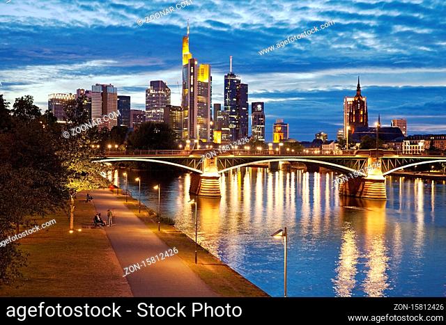 Stadtansicht am Abend mit Main und Bankenviertel, Frankfurt am Main, Hessen, Deutschland, Europa
