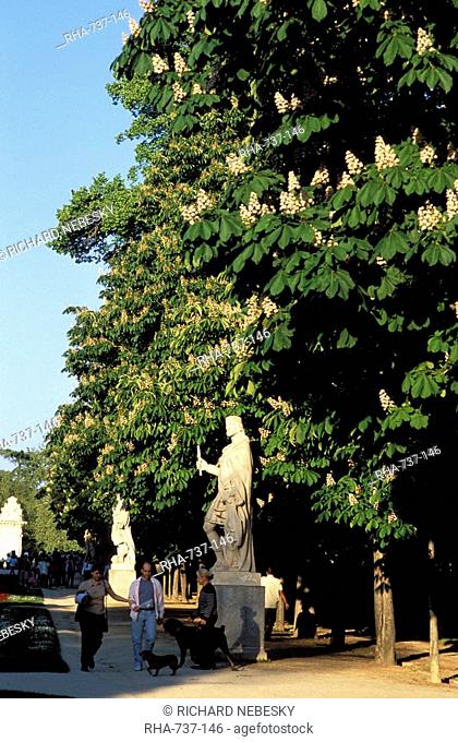 Statue and chestnut trees in the park, Parque del Buen Retiro, Retiro Park, Madrid, Spain, Europe
