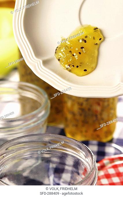 Testing for setting point of kiwi fruit jam