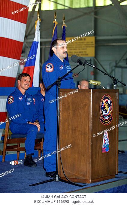 Yury V. Usachev of Rosaviakosmos, Expedition Two mission commander, speaks from the podium in Hangar 990 at Ellington Field during the STS-105 and Expedition...