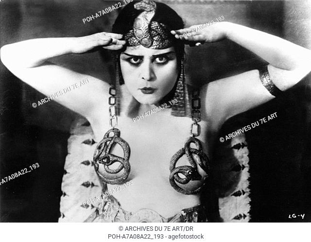 Cleopatra  Year: 1917 USA Theda Bara  Director:J. Gordon Edwards. WARNING: It is forbidden to reproduce the photograph out of context of the promotion of the...
