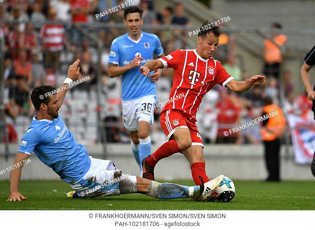 Jan MAUERSBERGER (TSV Munich 1860), action, duels versus Fabian BENKO (Bayern Munich). Soccer Regional League North: Bayern Munich II -TSV Munich 1860 3-1, 32