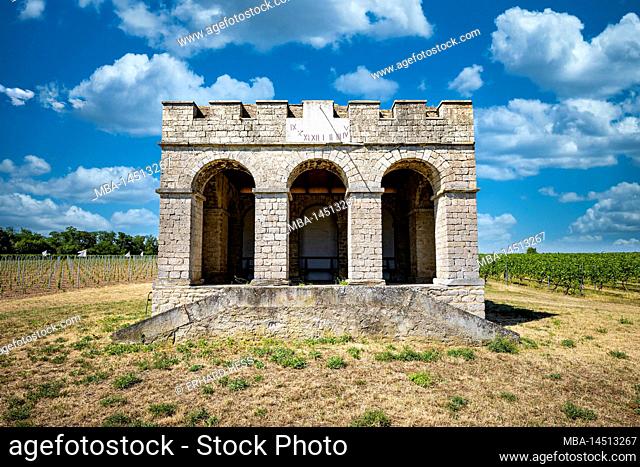 a small temple in the middle of the vineyard near Elsheim in Rheinhessen at Windhäuser Hof, an arcaded hall with sundial, built in Napoleonic times