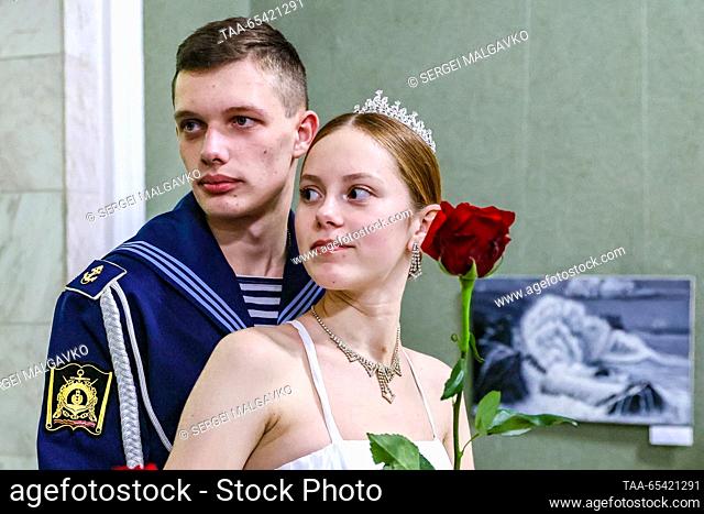 RUSSIA, SEVASTOPOL - 2 de diciembre de 2023: Una pareja asiste a una bola sostenida por el Movimiento Patriótico Militar de Yunarmiya en el Salón Catherine del...