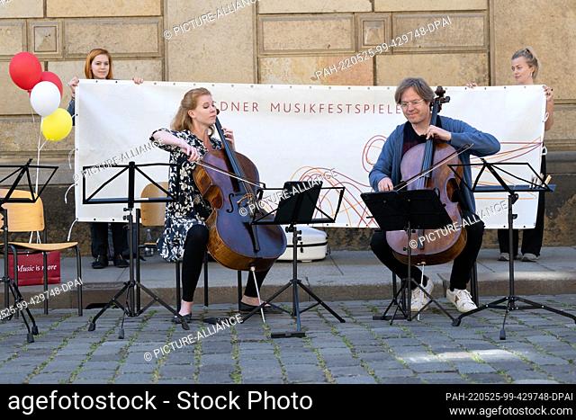 25 May 2022, Saxony, Dresden: Harriet Krijgh (l), cellist, and Jan Vogler, cellist and artistic director of the Dresden Music Festival