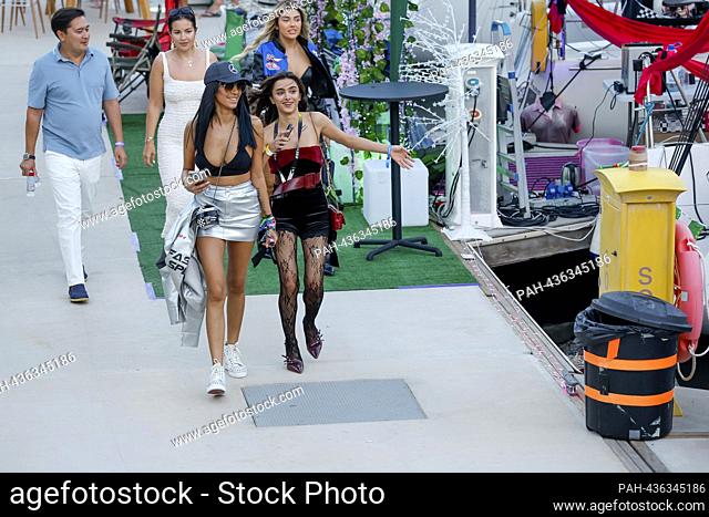 Girls, F1 Grand Prix of Abu Dhabi at Yas Marina Circuit on November 26, 2023 in Abu Dhabi, United Arab Emirates. (Photo by HOCH ZWEI)