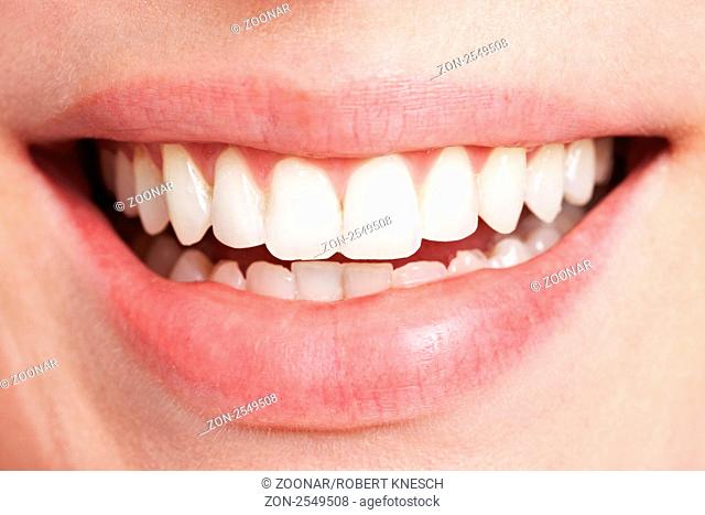 Lachender weiblicher Mund mit gesunden weißen Zähnen
