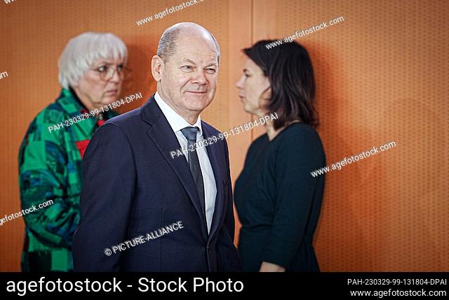 29 March 2023, Berlin: Chancellor Olaf Scholz (M, SPD) attends the meeting of the German Cabinet alongside Claudia Roth (l, Bündnis 90/Die Grünen)