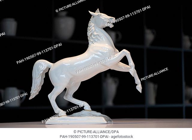 23 March 2019, Lower Saxony, Fürstenberg: A white ""Lower Saxony horse"" made of porcelain stands on a table in the Fürstenberg Porcelain Manufactory