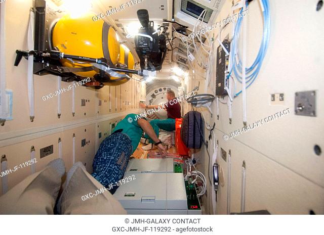 Russian cosmonaut Oleg Novitskiy, Expedition 34 flight engineer, closes the hatch between the Soyuz 31 (TMA-05M) and the International Space Station's Rassvet...