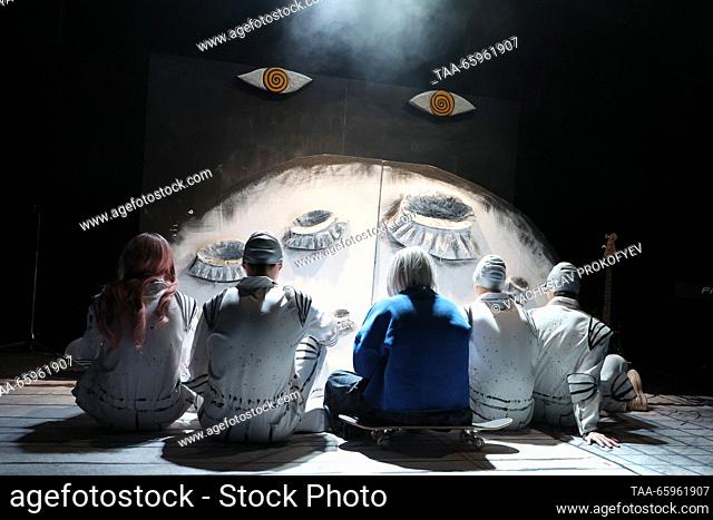 RUSSIA, MOSCOW - 21 de diciembre de 2023: Los actores realizan durante una vista previa de Sonya-9, escenificada por Alexander Zolotovitsky en el Teatro de Arte...