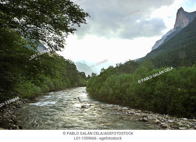 Río Arazas y Tozal del Mallo Parque Nacional de Ordesa y Monte Perdido, Huesca