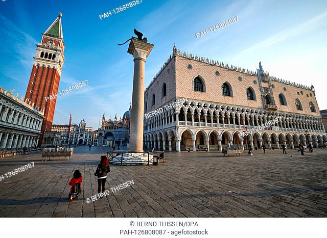 08.05.2019, Italien, Venedig: Der Markusplatz, Piazzetta San Marco, der Markusturm, die Theodorus Säule und der Dogenpalast in den Morgenstunden | usage...