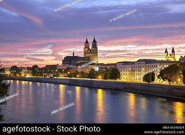 View across the Elbe to the Magdeburg Cathedral in the evening, Magdeburg, Saxony-Anhalt, Germany