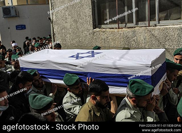 28 March 2022, Israel, Kisra-Sumei: Relatives and colleagues carry the flag-wrapped coffin of Israeli border policeman Yezen Falah