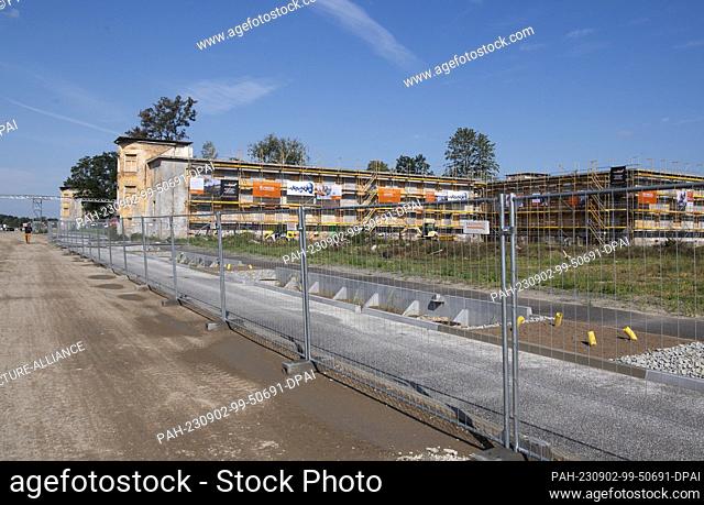 02 September 2023, Brandenburg, Potsdam: Some of the buildings in the new Krampnitz residential district are covered in scaffolding during the open day