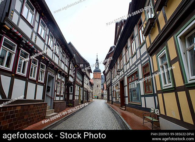 13 August 2020, Saxony-Anhalt, Stolberg: View through a lane lined with half-timbered houses to the Seigerturm. The tower was built in the 13th century and...