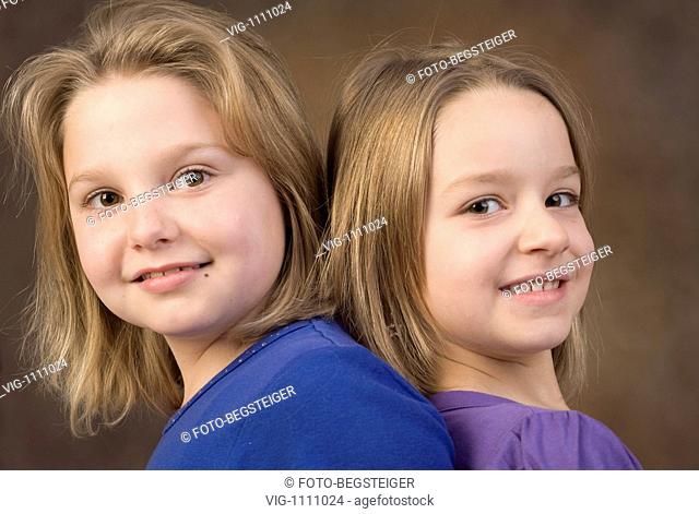 two blond girls in portrait - 13/01/2009