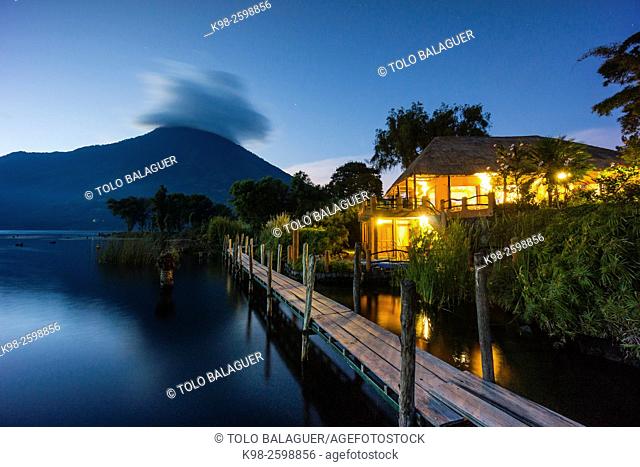 hotel a la orilla del lago y volcán San Pedro, suroeste de la caldera del lago de Atitlán , Santiago Atitlán. Tiene una altitud de 3