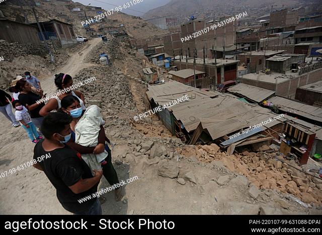07 January 2022, Peru, San Juan de Lurigancho: Residents stand next to the damage in a suburb of the capital after a 5.6 magnitude quake