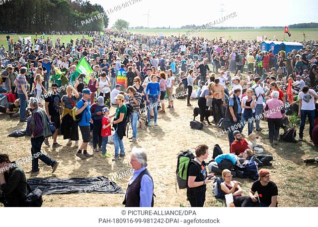 16 September 2018, North Rhine-Westphalia, Kerpen: Participants in a demonstration against the clearing of the forest walking across a field in the Hambach...