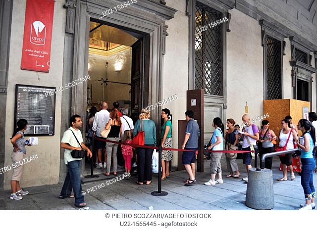 Firenze (Italy): tourists in line at the entrance of Galleria degli Uffizi