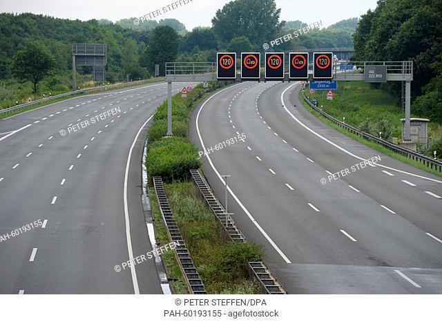 The A2 Autobahn during a bomb disposal in Langenhagen, Germnay, 19 July 2015. 16, 000 people were asked to leave their homes today in Hannover and neighboring...