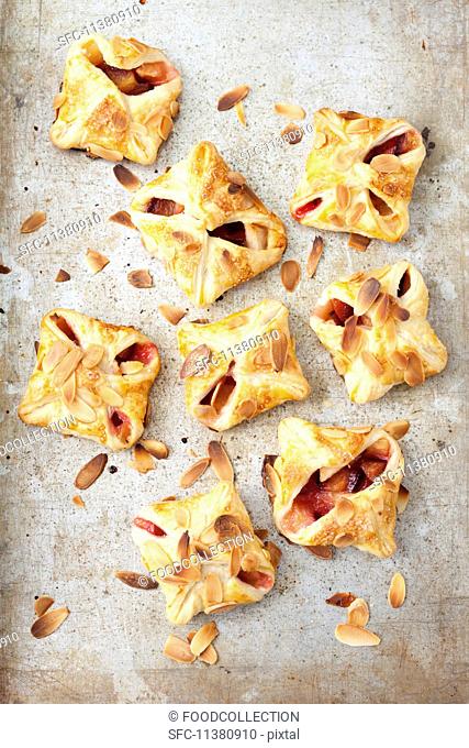 Puff pastry parcels with apples, plums and flaked almonds
