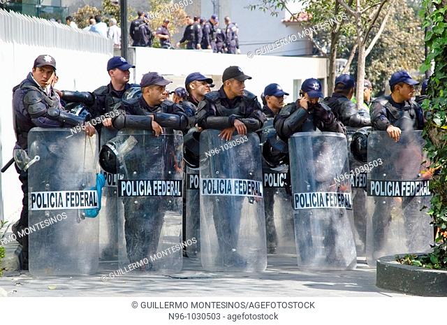 Policias en zona de accidente aereo del secretario de gobernacion Juan Camilo Mourino Lomas de Chapultepec Ciudad de Mexico