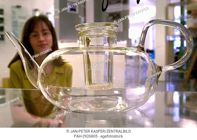 Jena (Thuringen): The famous teapot by Bauhaus designer Wilhelm Wagenfeld is viewed on 29.08.2000 by a young woman in the Schott GlasMuseum in Jena