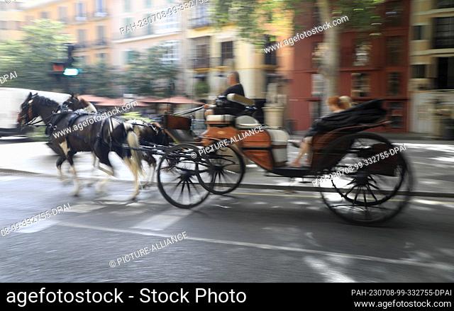 08 July 2023, Spain, Palma: Tourist horse-drawn carriage seen in downtown Palma. For the next few days, a heat wave is expected in Mallorca with rising...