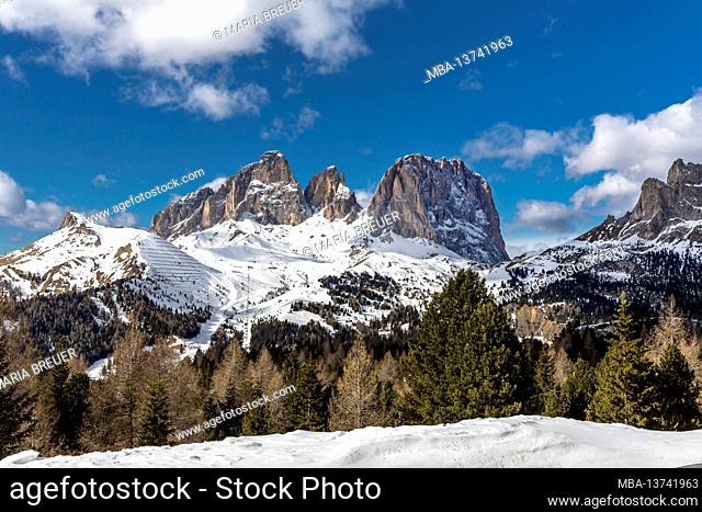 Ski area Col Rodella Sellajoch, Campitello di Fassa, Grohmannspitze, Sasso Levante, 3126 m, Fünffinger, Cinque Dita, 2998 m, Langkofel, Sassolungo, 3181 m