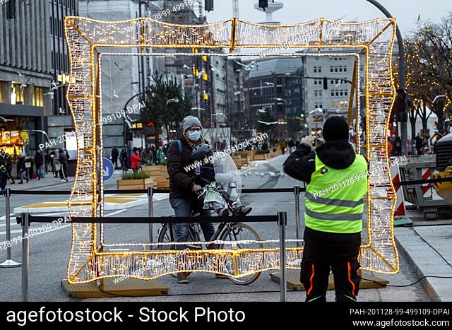 28 November 2020, Hamburg: As a replacement for the Saturday Christmas parades, Hamburg merchants have set up illuminated picture frames in the city centre...