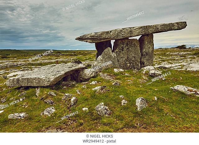 The Poulnabrone dolmen, prehistoric slab burial chamber, The Burren, County Clare, Munster, Republic of Ireland, Europe
