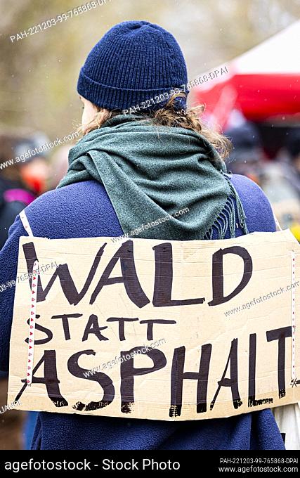 03 December 2022, Lower Saxony, Hanover: Demonstrators take part in a rally against upcoming clearing work for the expansion of the Südschnellweg (federal...