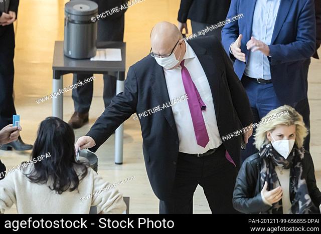 11 December 2020, Berlin: Peter Altmaier (CDU), Federal Minister of Economics and Energy, will vote in the Bundestag during the roll-call final vote on the 2021...