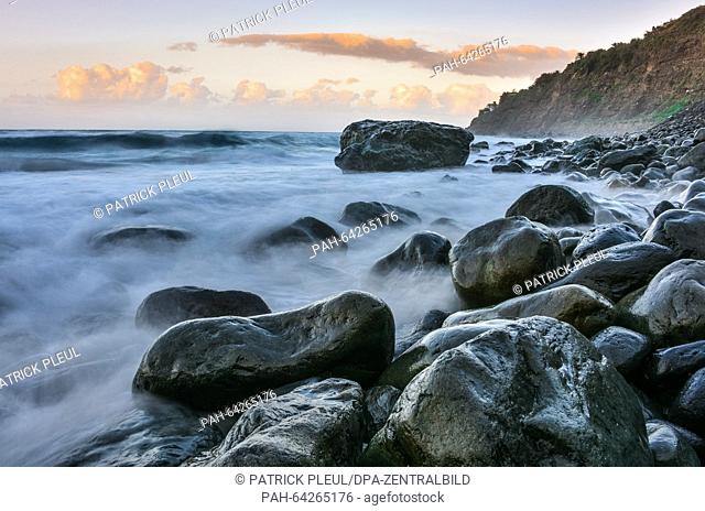 Large rocks on the northern coast of Tenerife, Spain, 28 November 2015. Photo: Patrick Pleul/dpa - NO WIRE SERVICE - | usage worldwide