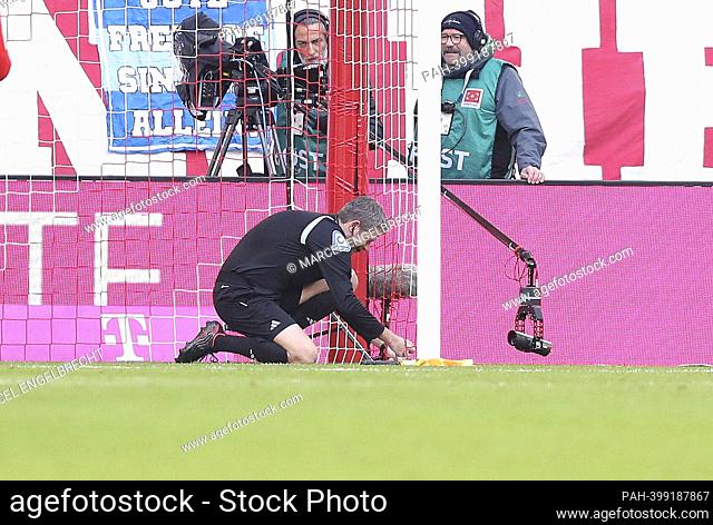 firo : 03/11/2023, football, soccer, 1st league, 1st Bundesliga, season 2022/2023, 24th matchday FC Bayern Munich - FC Augsburg linesman sticks net with...