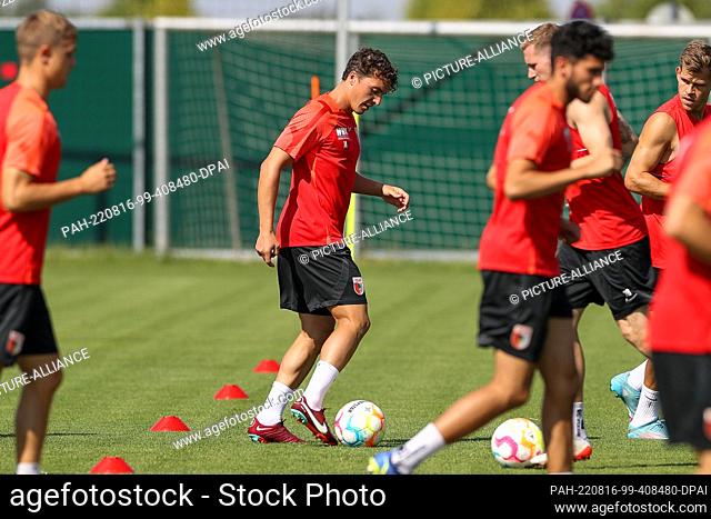 16 August 2022, Bavaria, Augsburg: Soccer, Bundesliga, training: Newcomer Julian Baumgartlinger at his first training session with his new club, FC Augsburg