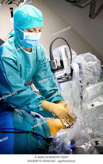 Reportage in an operating theatre during a hysterectomy using the da Vinci robot®. Removing the robot at the end of the operation