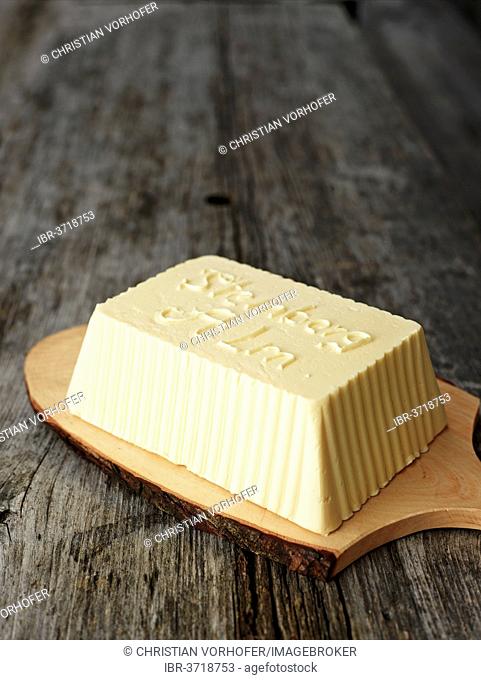 Fresh, handmade mountain butter, Steinbergalm, Inneralpbach, Alpbach, Tyrol, Austria