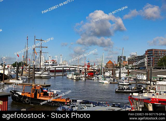 PRODUCTION - 21 August 2023, Hamburg: View of Niederhafen harbor in Hamburg. Hamburg's tourism industry has finally overcome the effects of the Corona pandemic