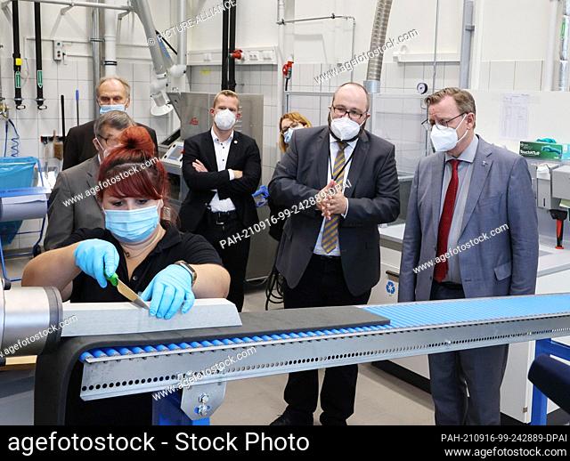 16 September 2021, Thuringia, Hermsdorf: Bodo Ramelow, (Die Linke, r) Thuringia's Minister President, looks at the production of alumina honeycombs at the...