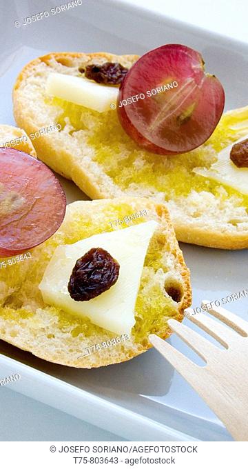 Toast with cheese, grapes and raisins