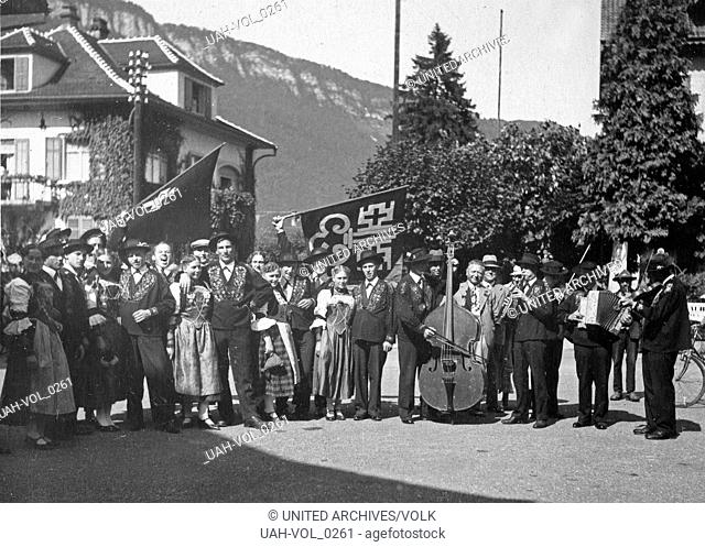 Die Mitglieder des Jodlerklubs in Stans im Kanton Nidwalden bringen ein Ständchen, Schweiz 1930er Jahre. Members of the Stans yodeller's club at Stans in...