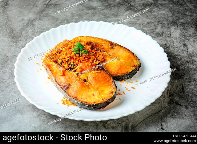 Deep Fried Pangasius fish with Black Pepper Garlic and fish source, quick and easy dish.