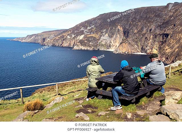 TOURISTS, CLIFFS OF SLIEVE LEAGUE, AMONGST THE HIGHEST IN EUROPE, COUNTY DONEGAL, IRELAND
