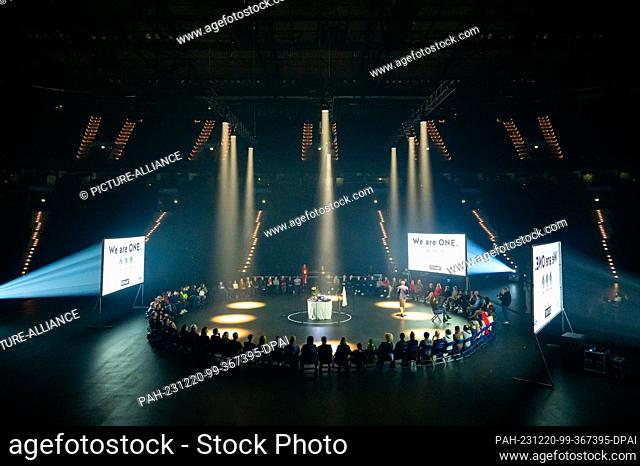 20 December 2023, Hamburg: The participants sit in a circle in the middle of the Barclays Arena before the event. Almost 100 very different people have created...