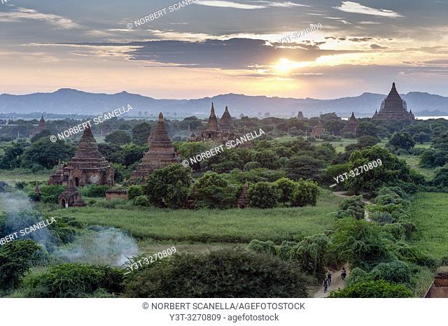 Myanmar (ex Birmanie). Bagan, région de Mandalay. La plaine de Bagan / Myanmar (ex Birmanie). Bagan, Mandalay region. The plain of Bagan